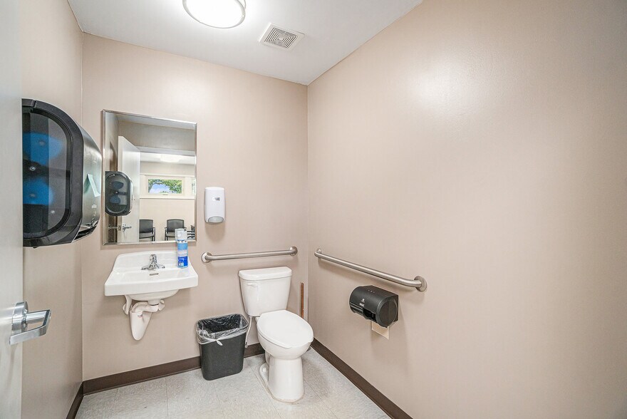 More Photos Of 2 Holly Ln, Paola Medical For Sale