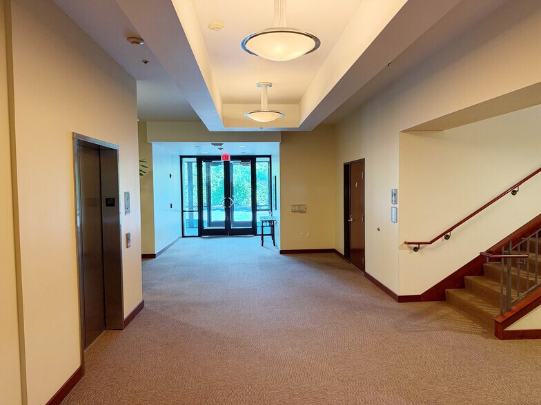 More Photos Of 8060 SW Pfaffle St, Tigard Office For Sale