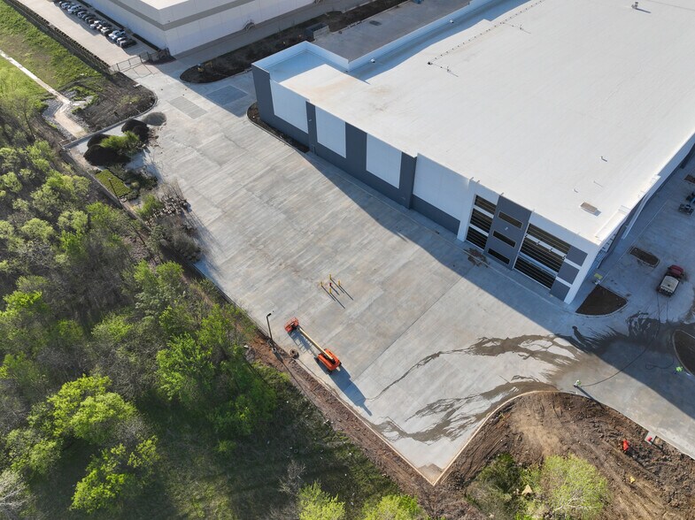 More Photos Of 902 W Shady Grove Rd, Grand Prairie Distribution For Lease