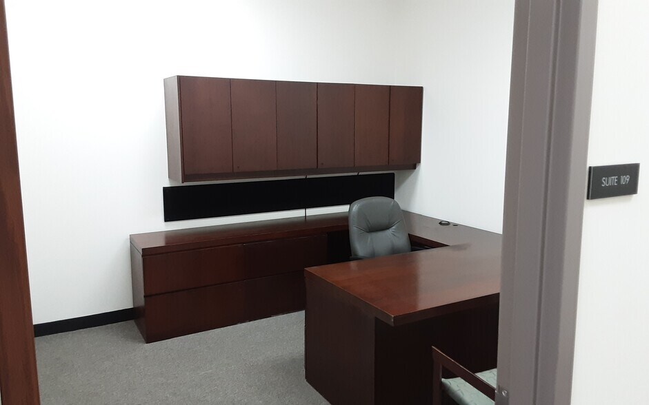 More Photos Of 1800 Des Plaines Ave, Forest Park Self Storage For Lease