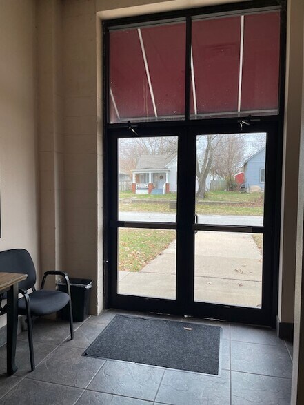 More Photos Of 901 N Prospect Ave, Springfield Freestanding For Sale