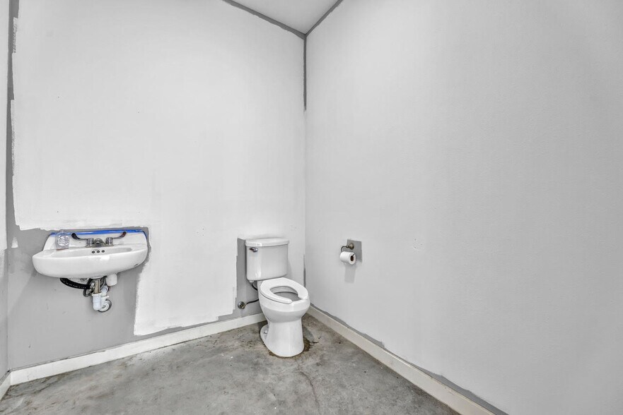 More Photos Of 2000 Windy Ter, Cedar Park Warehouse For Sale