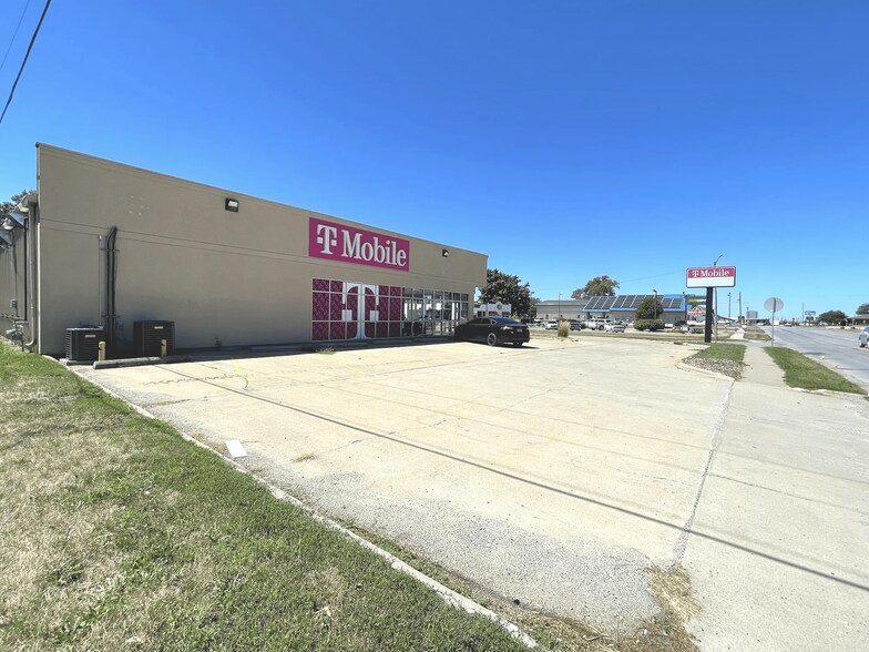 More Photos Of 812 A Ave, Oskaloosa General Retail For Lease