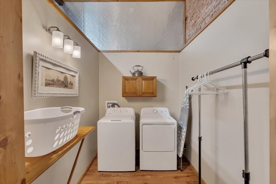 More Photos Of 68 Main St, Whitehall Flex For Sale