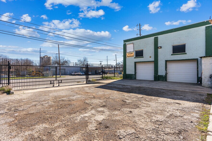 More Photos Of 103 Blanco Rd, San Antonio Auto Repair For Lease