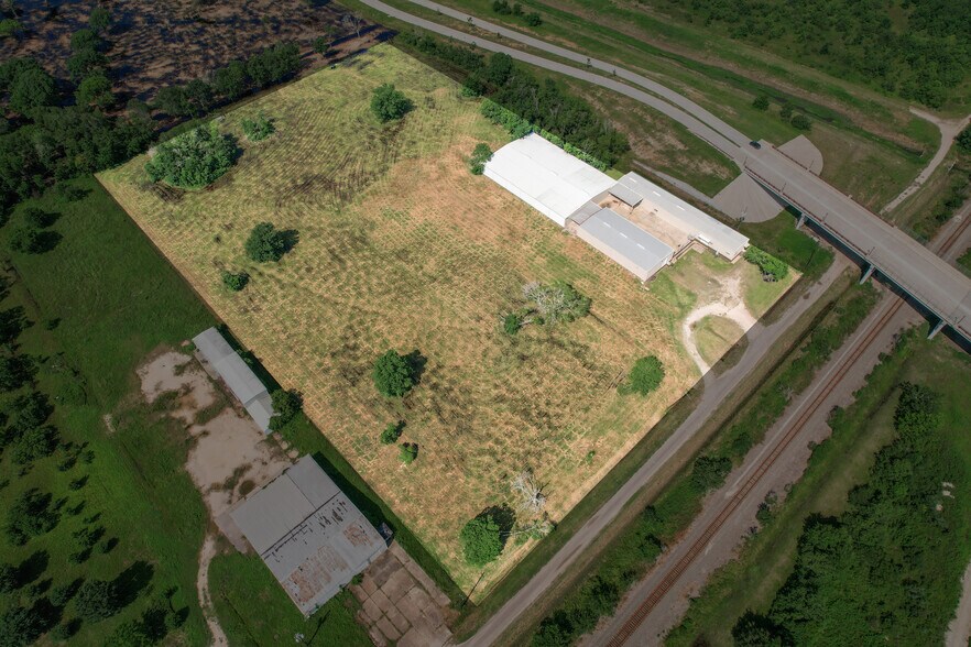 More Photos Of 7002 Bissell Rd, Manvel Manufacturing For Lease