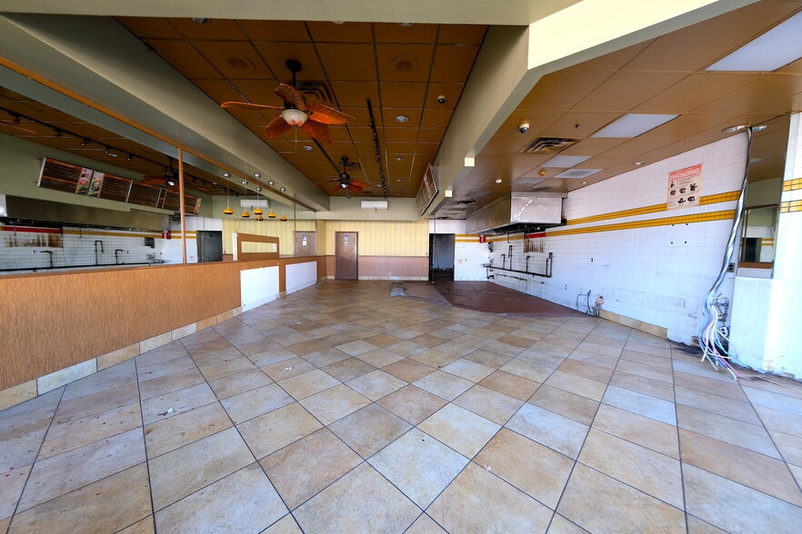 More Photos Of 191-219 Mineola Ave, Roslyn Heights Unknown For Lease