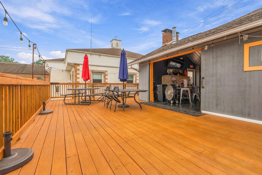 More Photos Of 21 W Canal St, Navarre Restaurant For Sale