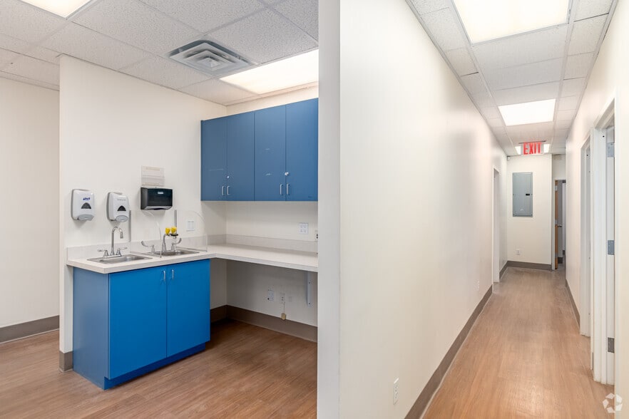 More Photos Of 211-20 Union Tpke, Oakland Gardens Storefront Retail Office For Lease