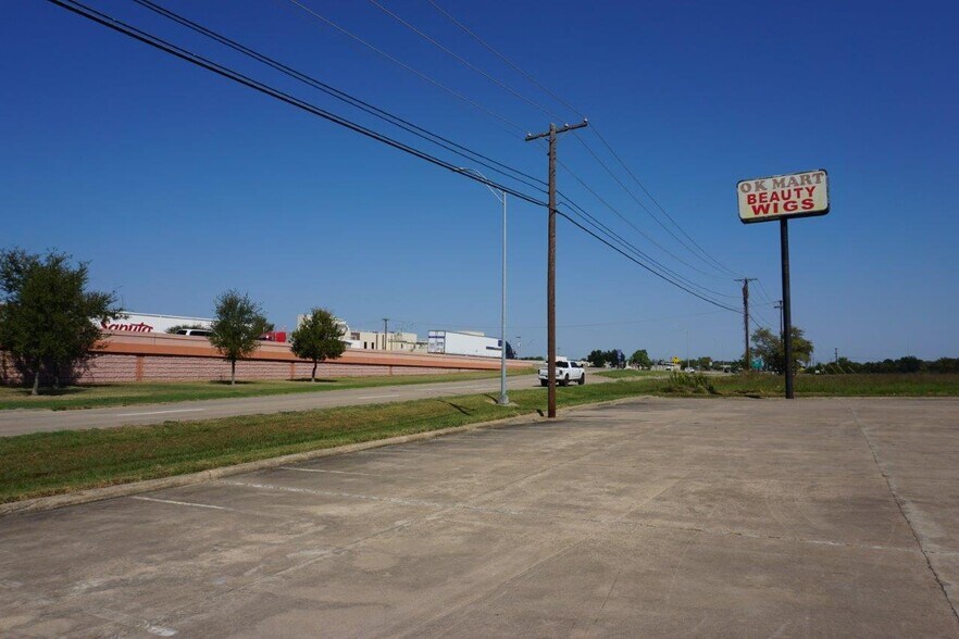 More Photos Of 804 Shannon Rd E, Sulphur Springs Freestanding For Sale