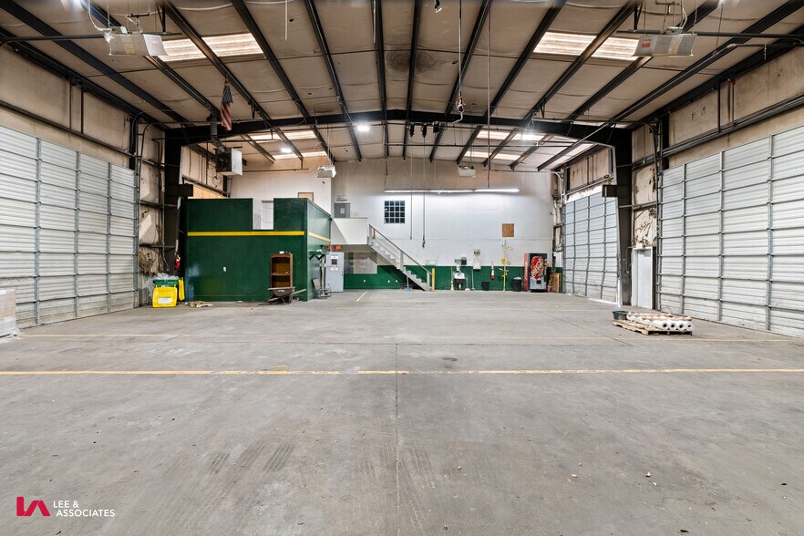 More Photos Of 774 McFarland Pky, Alpharetta Warehouse For Lease