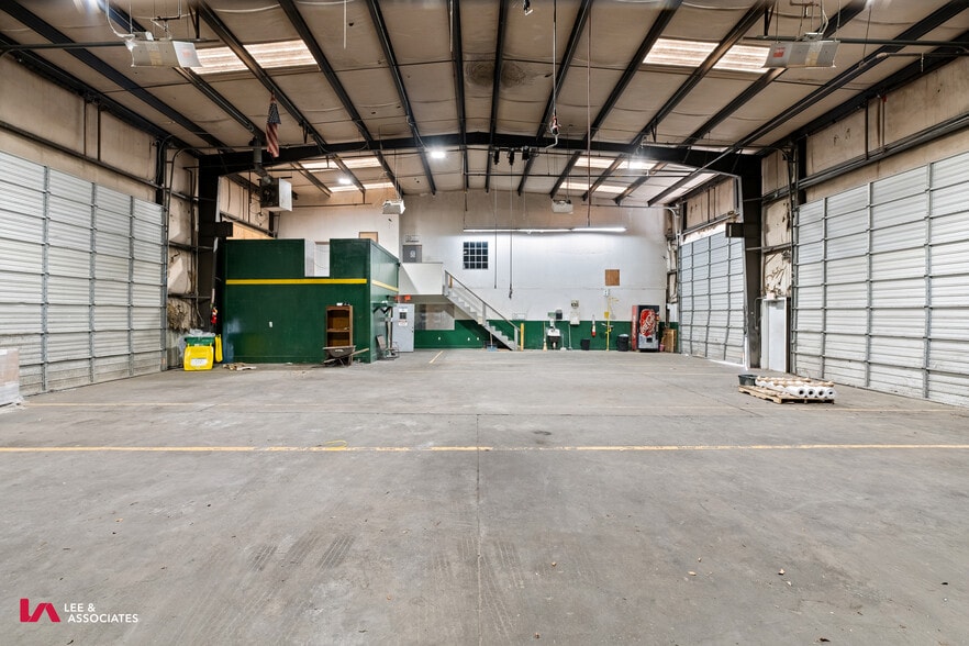 More Photos Of 774 McFarland Pky, Alpharetta Warehouse For Lease