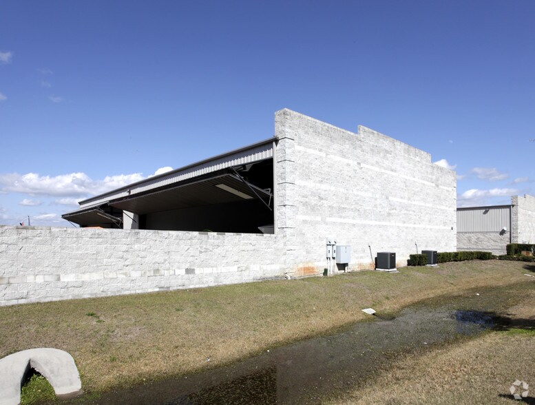 More Photos Of 905 Biscayne Blvd, Deland Airplane Hangar For Lease
