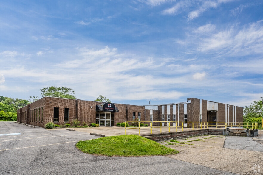 More Photos Of 500 N Bell Ave, Carnegie Warehouse For Lease