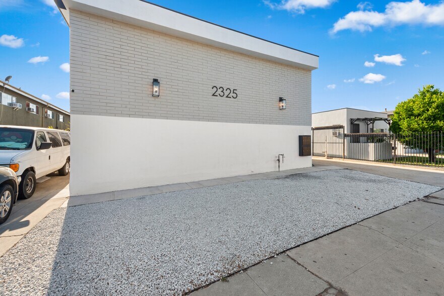 More Photos Of 2325 S Ridgeley Dr, Los Angeles Apartments For Sale
