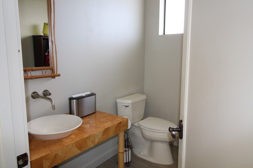 More Photos Of 75-5919 Walua Rd, Kailua Kona Office For Lease