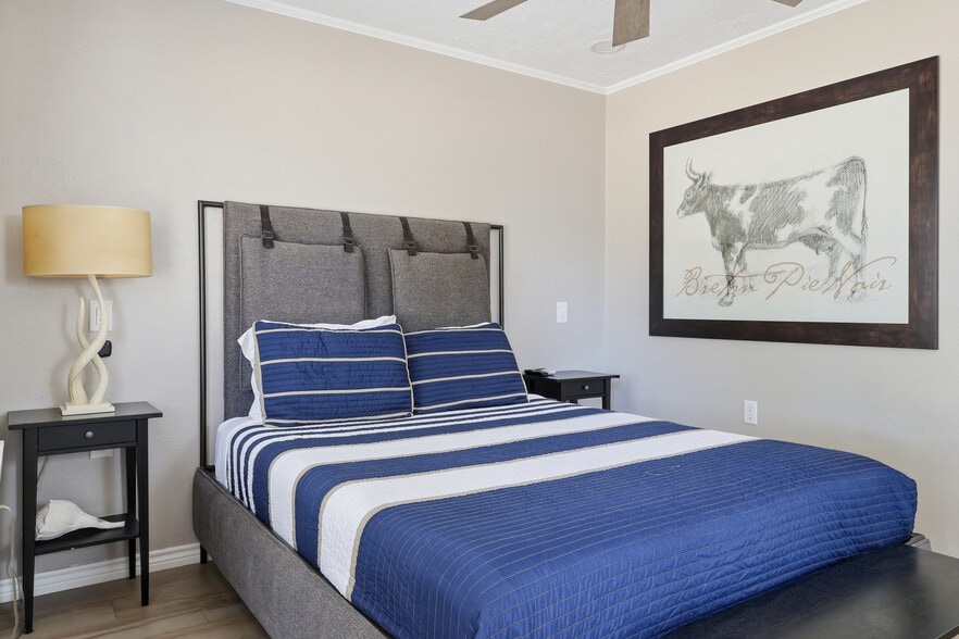 More Photos Of 1016 N Ave E, Shiner Hotel For Sale