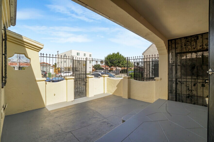 More Photos Of 162 W 65th St, Los Angeles Multifamily For Sale