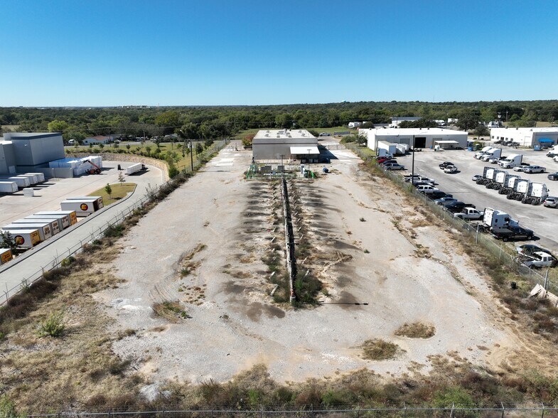 More Photos Of 4901 Parker Henderson Rd, Fort Worth Warehouse For Lease