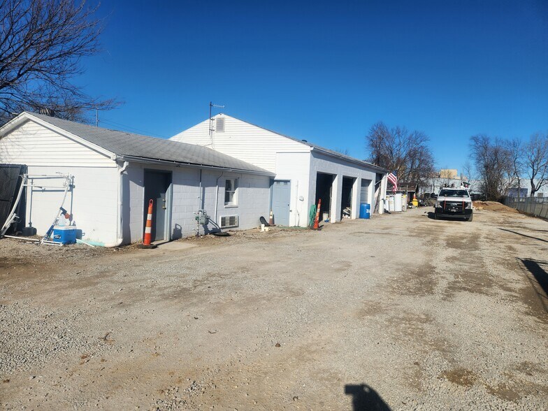 More Photos Of 217 Steedly Dr, Louisville Light Distribution For Sale