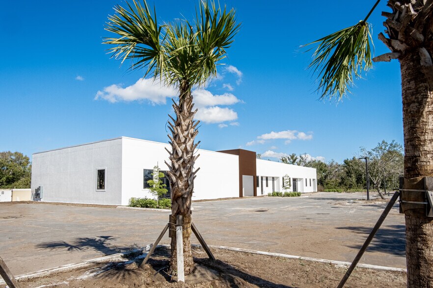 More Photos Of 11125 Corridor Pl, Bradenton Storefront Retail Office For Sale