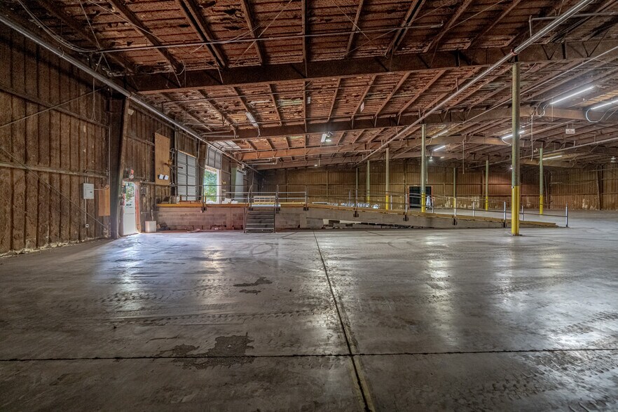 More Photos Of 4612 Richard Ave, Alexandria Warehouse For Lease