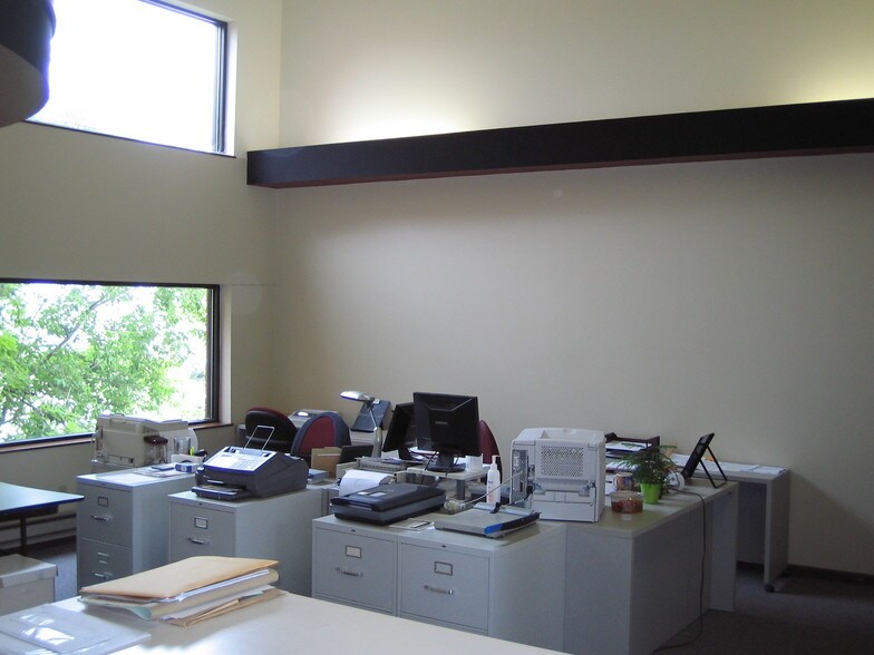 More Photos Of 407-409 Devonshire Dr, Champaign Office For Lease