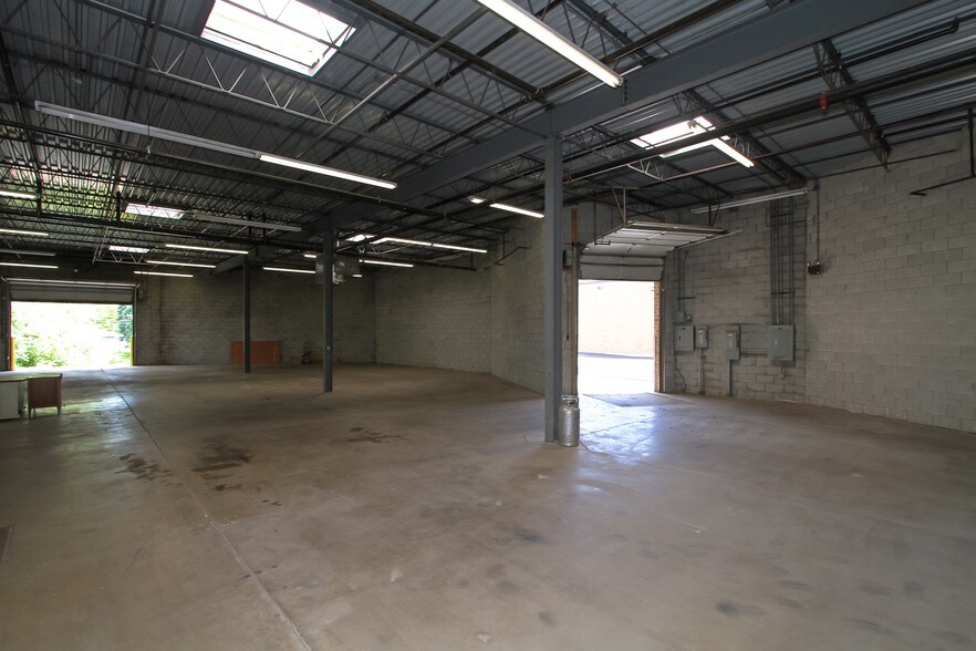 More Photos Of 250-252 Chaddick Dr, Wheeling Warehouse For Sale