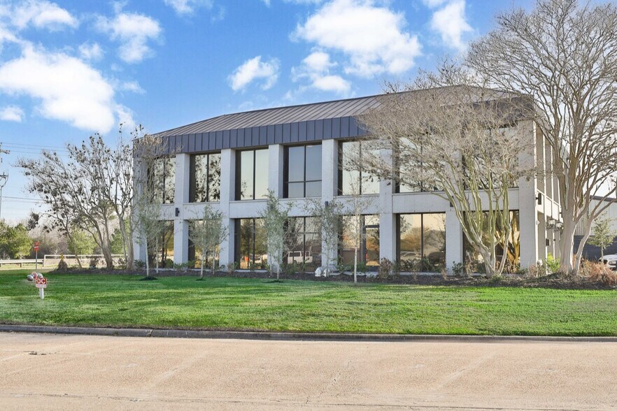 More Photos Of 17300 Mercury Dr, Houston Medical For Sale