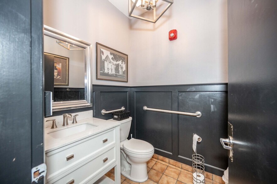 More Photos Of 2015 Madison rd, Cincinnati Storefront Retail Residential For Lease