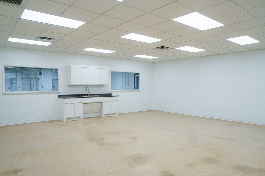 More Photos Of 9121 King Arthur Dr, Dallas Manufacturing For Lease