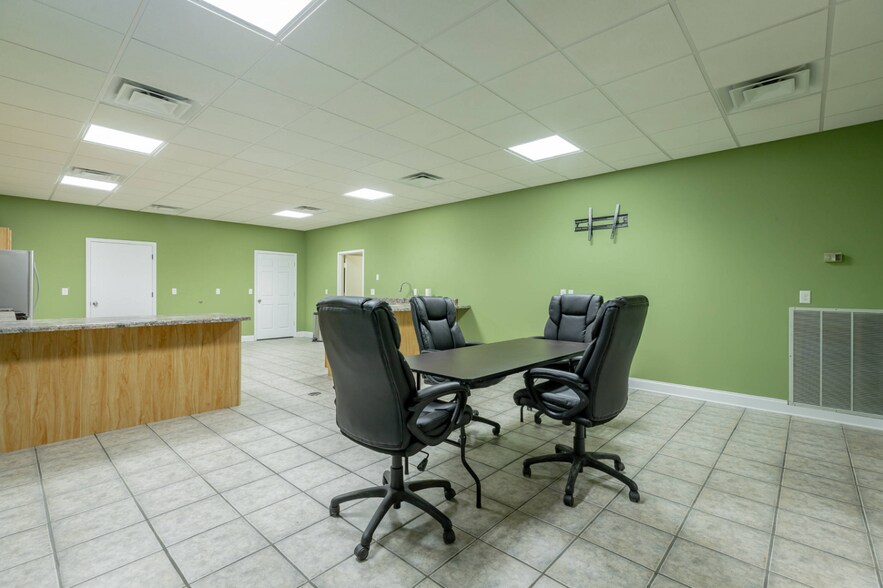 More Photos Of 218 Industrial Park Dr, Soddy Daisy Light Distribution For Sale