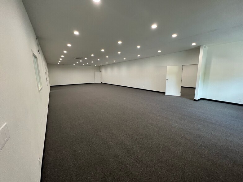 More Photos Of 13095 San Fernando Rd, Sylmar Flex For Lease