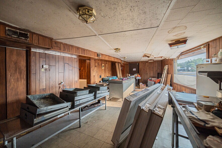 More Photos Of 728 US Highway 62, Grand Rivers Specialty For Sale