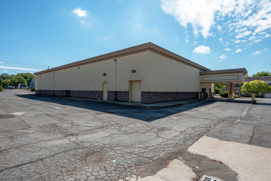 More Photos Of 5445 N High St, Columbus Drugstore For Sale