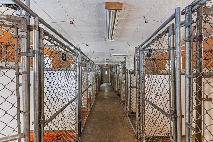 More Photos Of 333 Newcomer Rd, Windsor Veterinarian Kennel For Sale