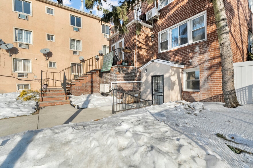 Primary Photo Of 15009 89th St, Howard Beach Office Residential For Lease