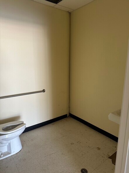 More Photos Of 2000 Fm 158 Rd, College Station Service Station For Lease