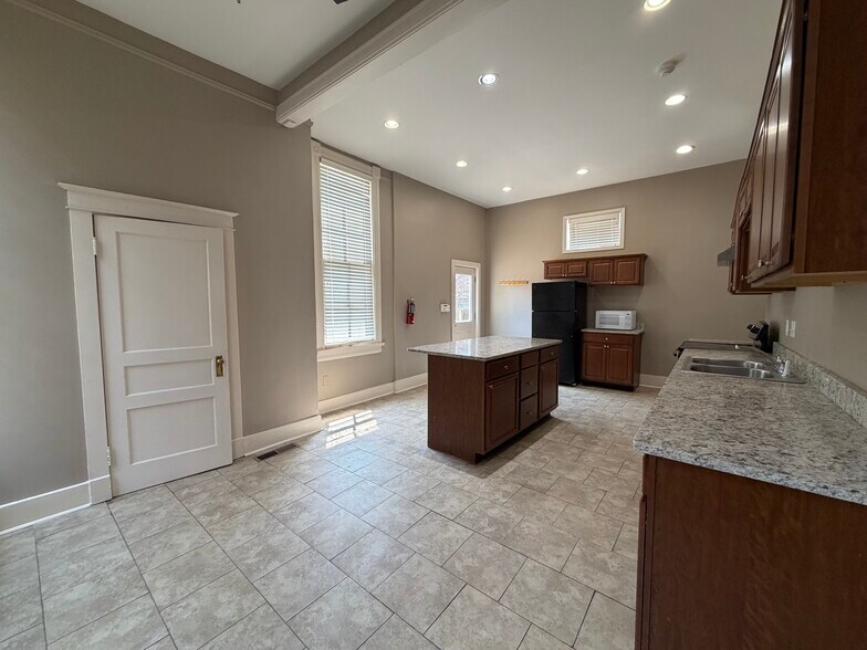More Photos Of 28 S Idlewild St, Memphis Freestanding For Sale