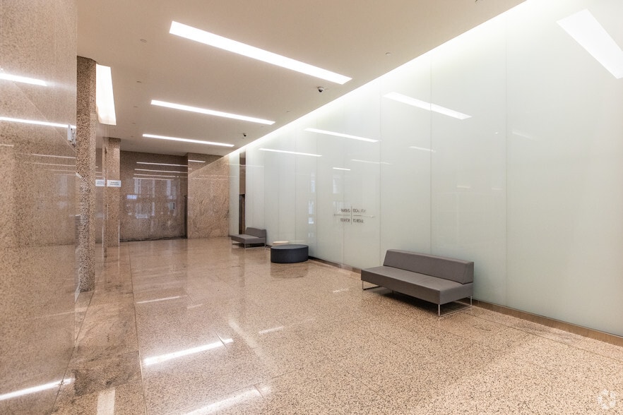 More Photos Of 121 King St W, Toronto Office For Lease