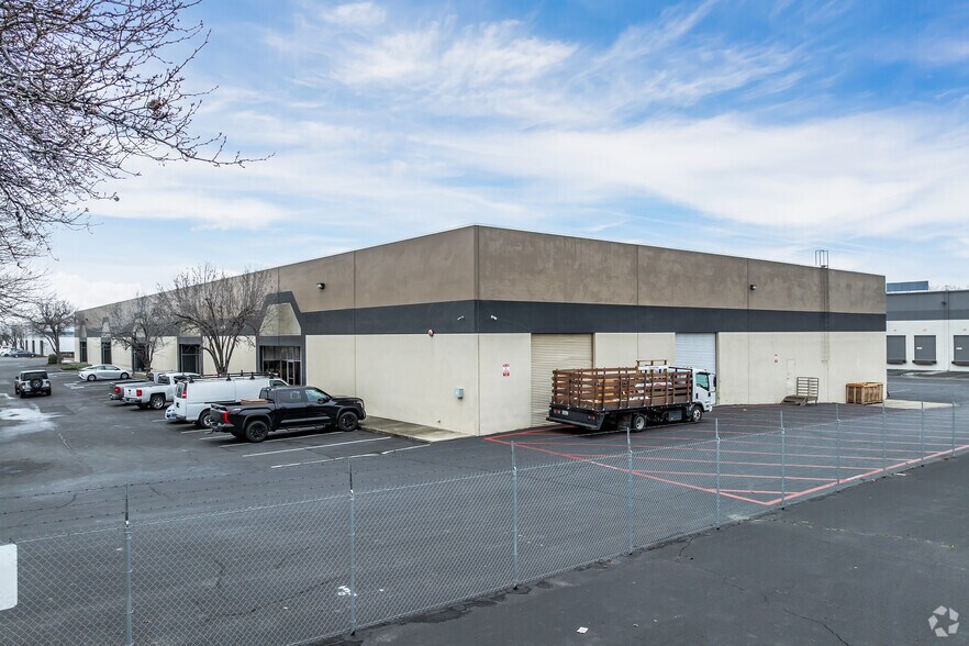 More Photos Of 950 E Grant Line Rd, Tracy Manufacturing For Lease