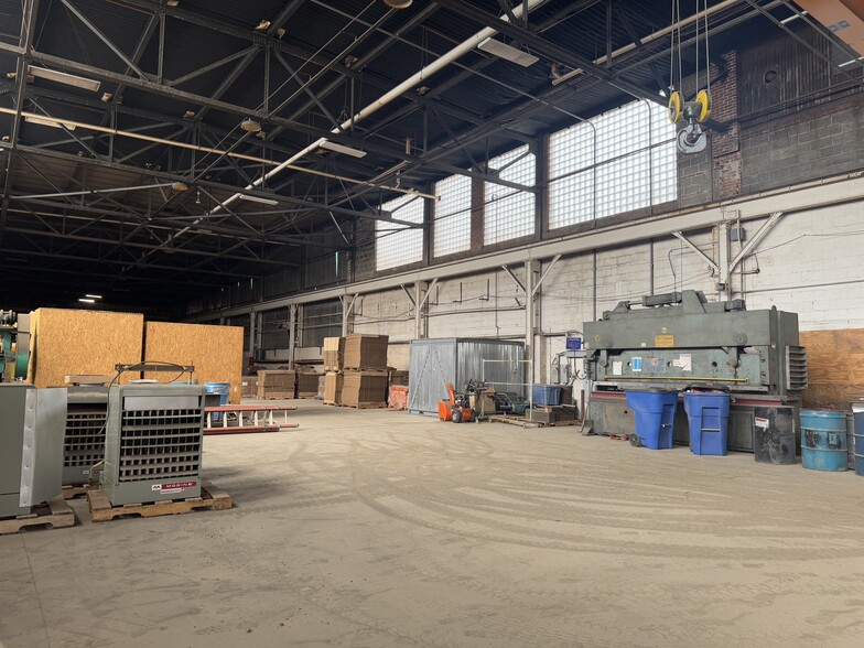 More Photos Of 30 Harris St, Putnam Warehouse For Lease