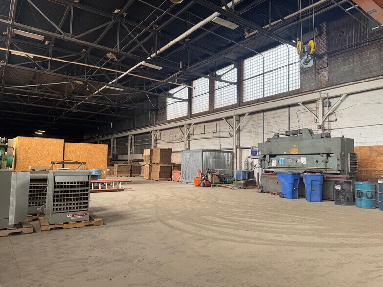 More Photos Of 30 Harris St, Putnam Warehouse For Lease