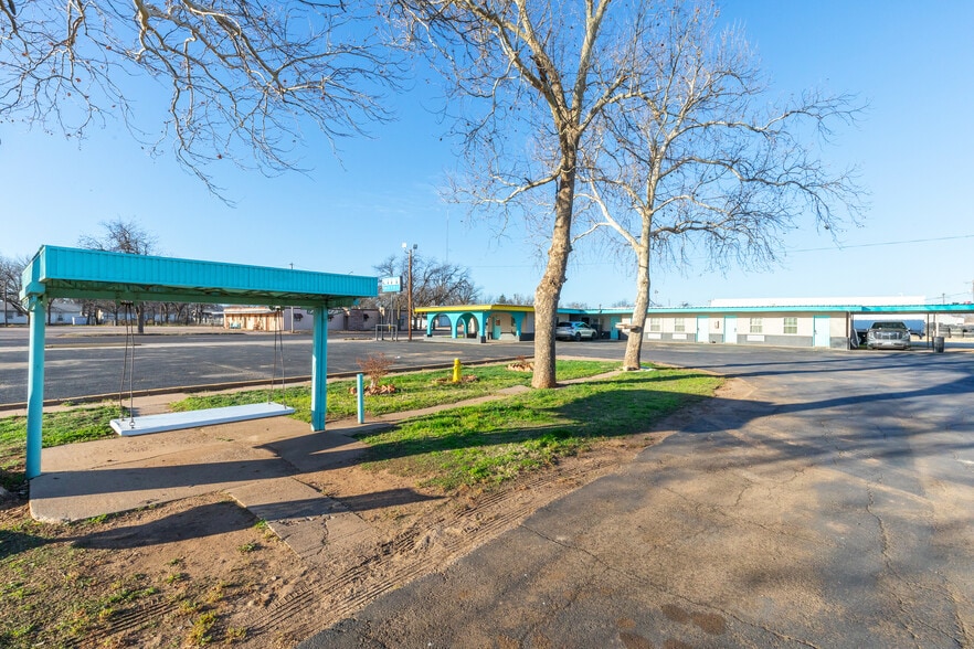 More Photos Of 1100 Main St, Knox City Hotel For Sale