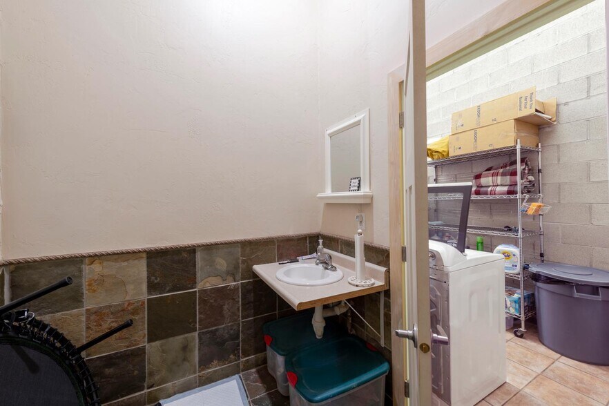 More Photos Of 5951 S Stratler St, Salt Lake City Veterinarian Kennel For Sale