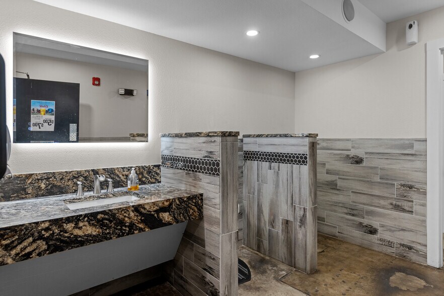 More Photos Of 418 N Grant Ave, Odessa Bar For Sale