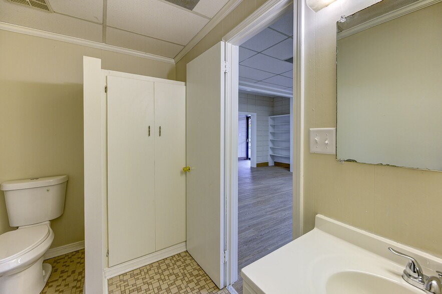 More Photos Of 6889 Paxton Rd, Vicksburg Office For Sale