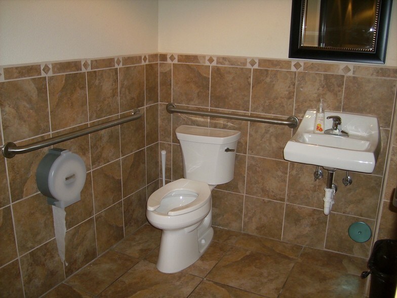 More Photos Of 1301 E Parkerville Rd, DeSoto Light Manufacturing For Sale