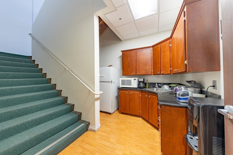 More Photos Of 19827 Hamilton Ave, Torrance Warehouse For Lease