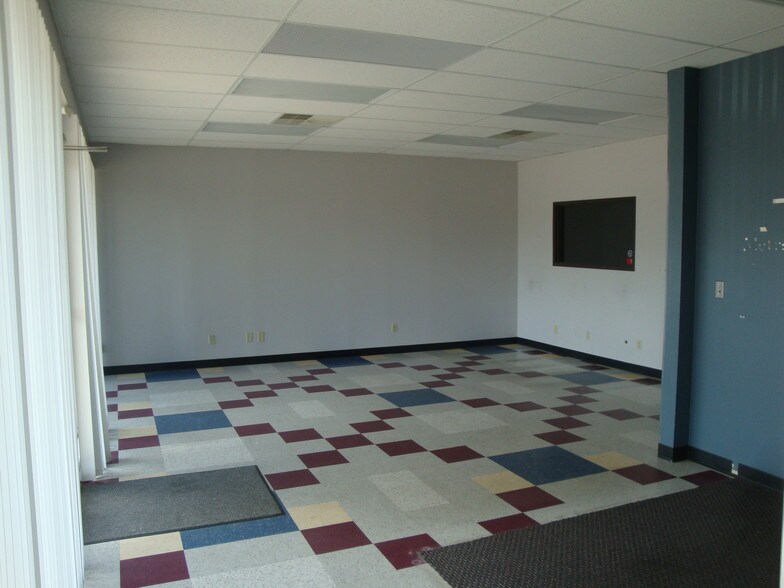 More Photos Of 4214 Fleur Dr, Des Moines General Retail For Lease